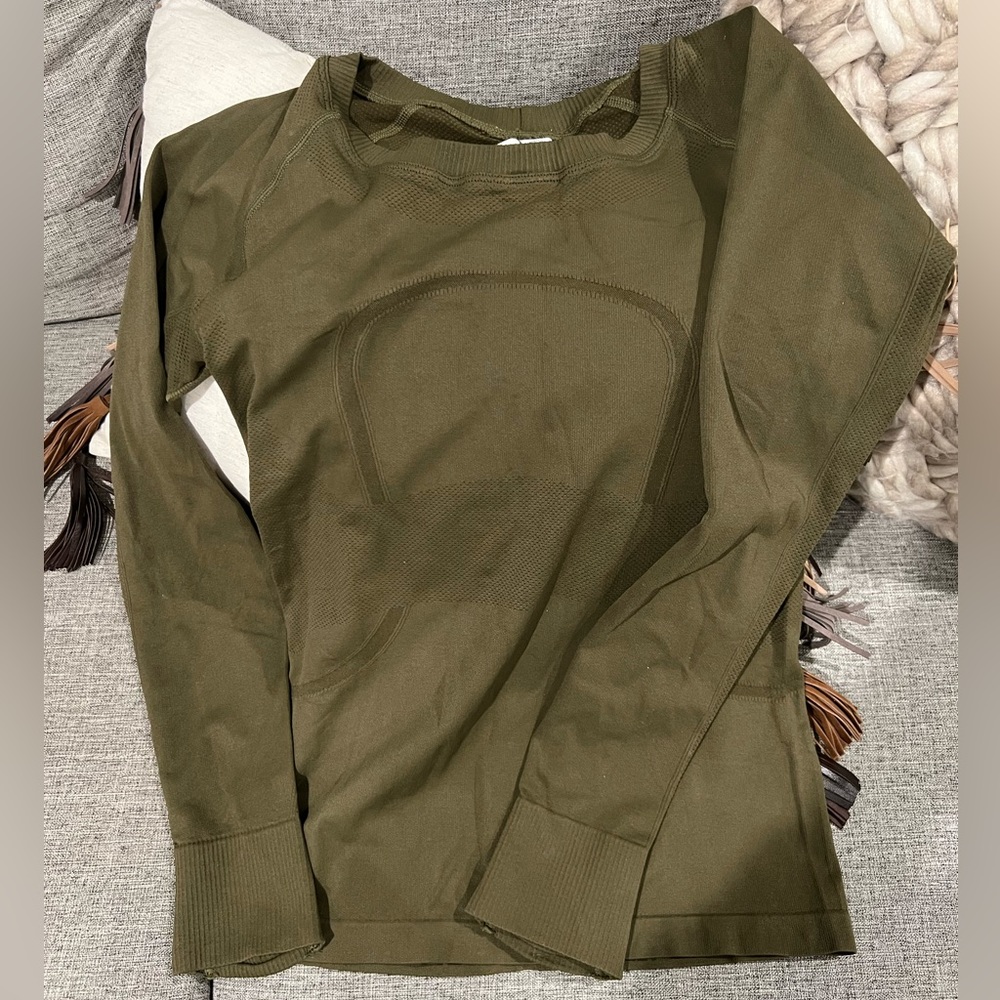 Brand new never worn lulu swiftly tech long sleeve. Size 4